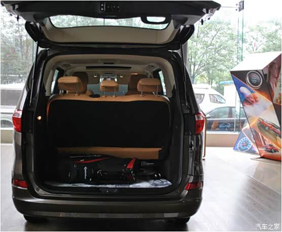 后备箱空间还是很大的.