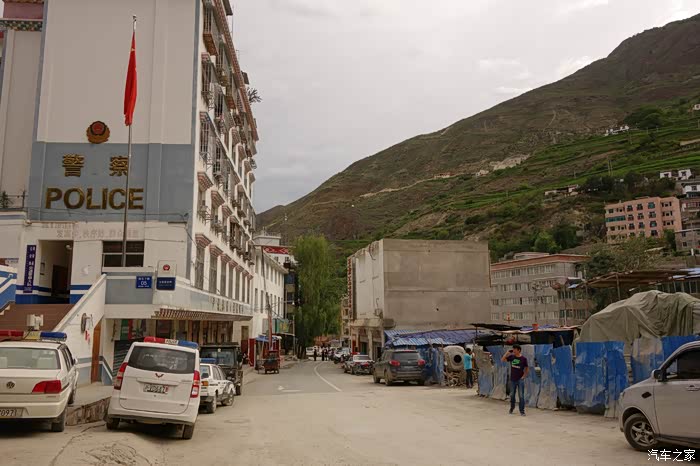 之后,一路顺利的到达了得荣县城.