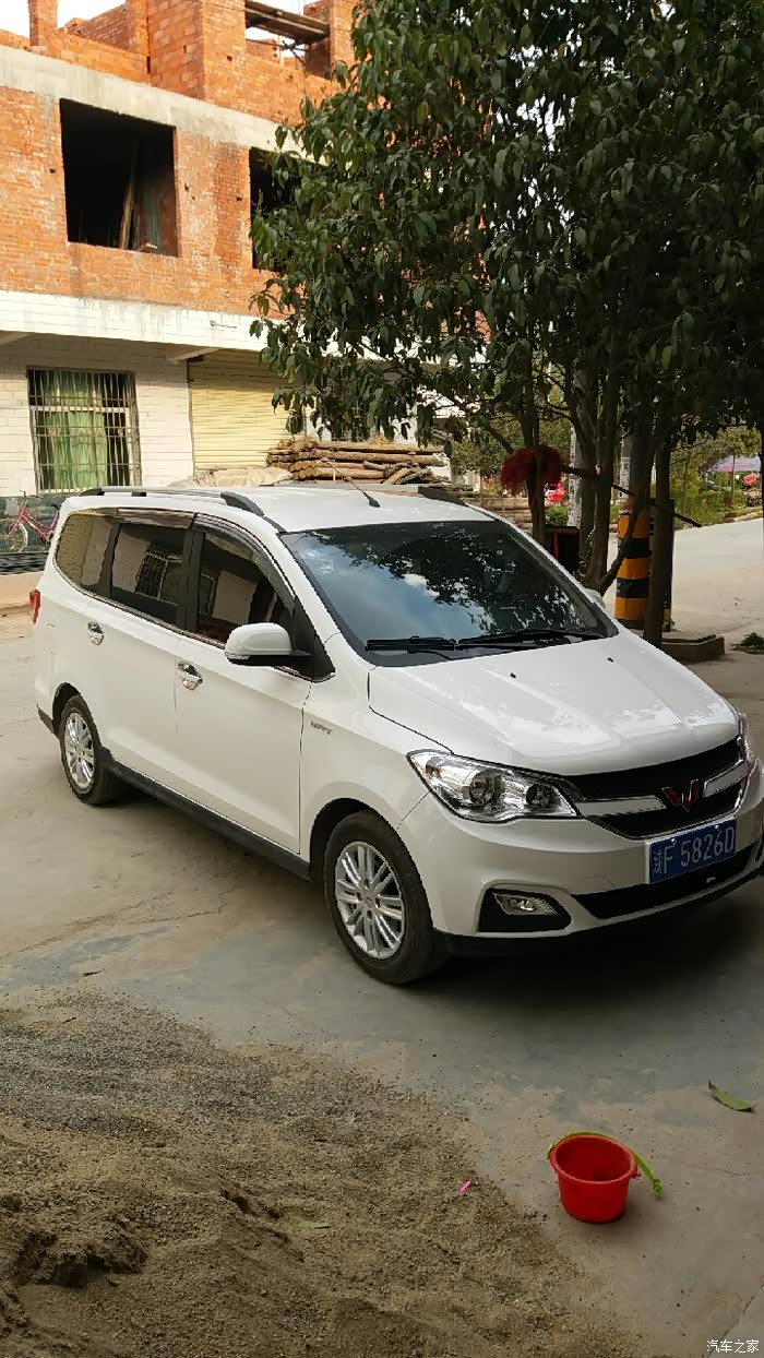 五菱宏光s1哪个颜色最抢手?「五菱宏光s15舒适型2021款有几种颜色」