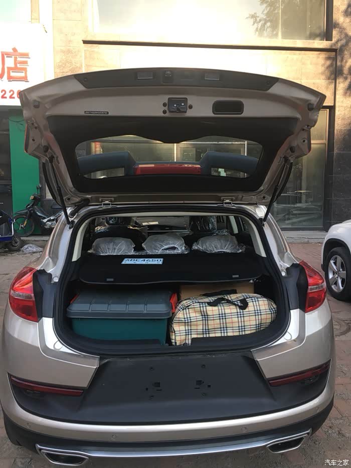 后备箱空间哦