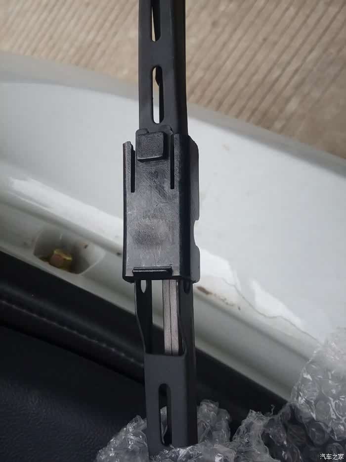 速锐雨刮器接头是u形吗?