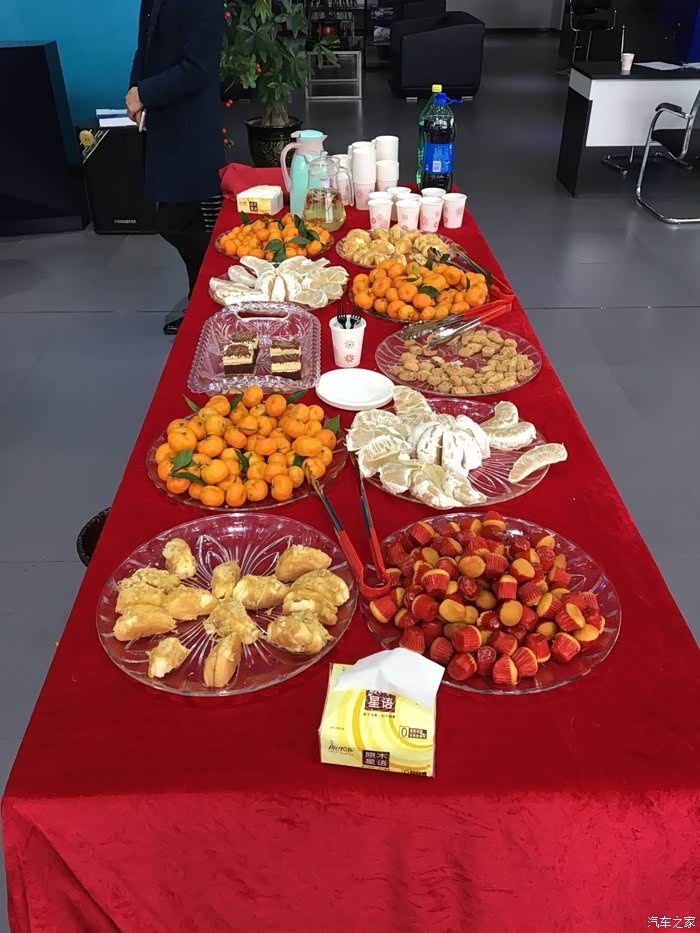 4s店为网友准备的冷餐水果.