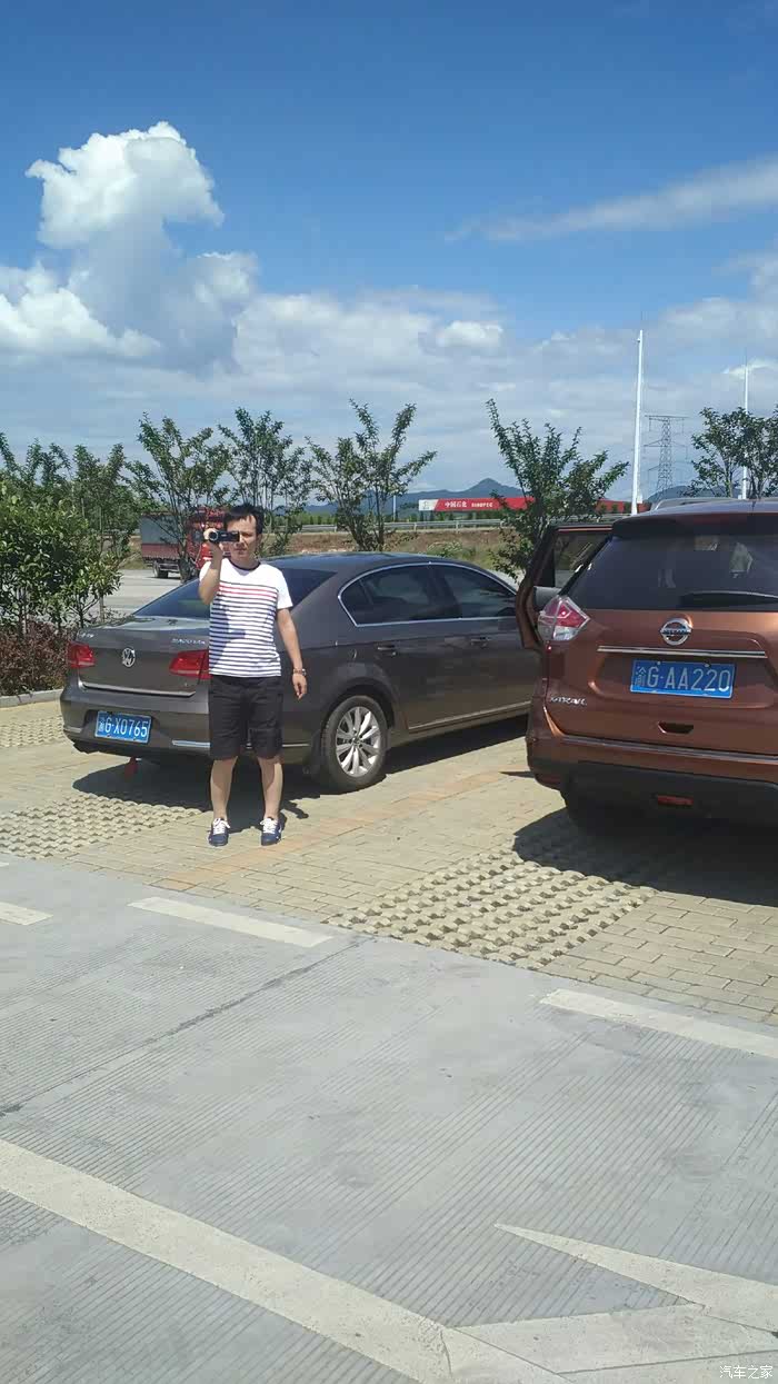 插播两辆车合影.