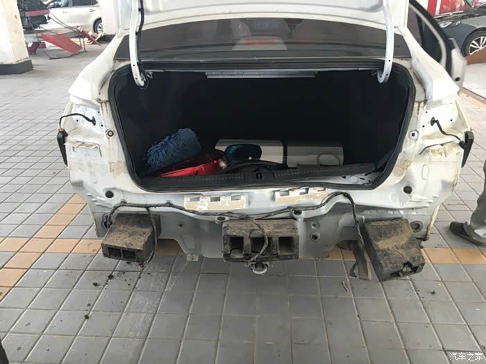 荣威360的后防撞梁是这样子的,三个泡沫.rx5后防撞梁也是这样子吗?