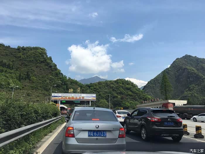 五一两人一车一猫4天2000公里色达朝圣之旅