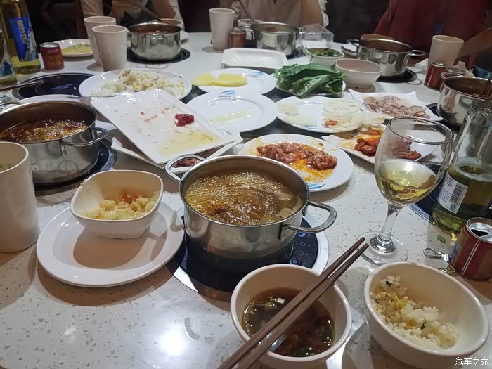 景点附近没有四川流行的农家乐,也没有什么餐馆,只能选择在酒店就餐