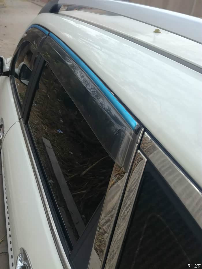 【图】迟来的晴雨挡雨眉安装作业!_长安cs35论坛_汽车之家论坛
