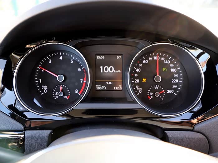 家有车周末自驾游定驾驶速腾速定速巡航车速100km/h,发动机转速约