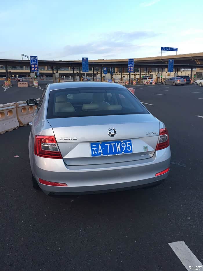 昆明机场~接朋友.车牌~不隐藏了~以后见了是朋友