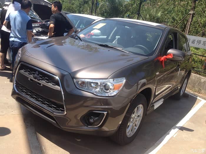 棕褐色新劲炫豪华版交车