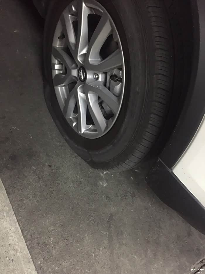 汽车轮胎被扎