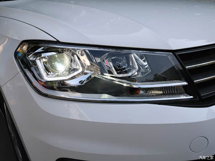 17款新桑塔纳(浩纳)改装双光氙气双色ledu型大灯总成改装效果