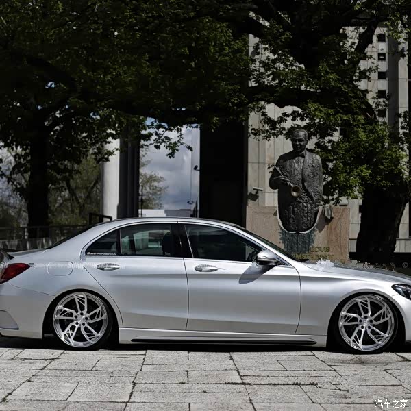 找到最新奔驰c级套件升级方案sr66款大包围大家一起围观