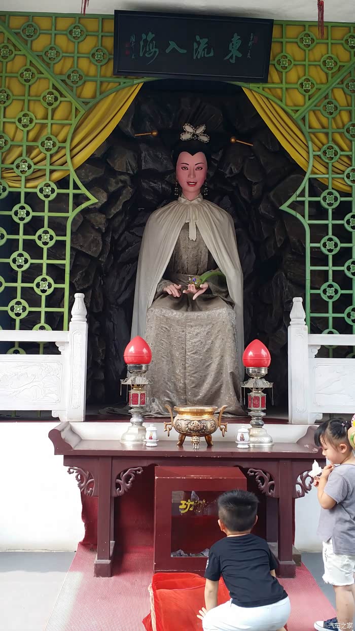 朋友在给白娘子磕头~~~保佑他长能找个美女媳妇~~~哈哈