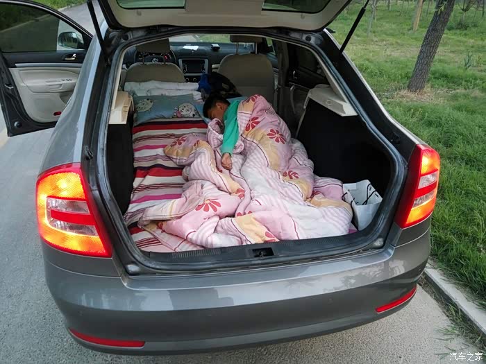 废物利用改明锐床车一米八大床已铺好晚上带着儿子去露营