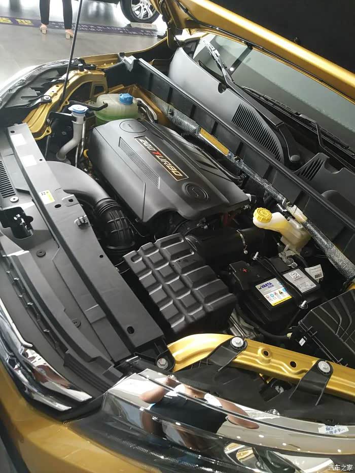 销售顾问认真的帮我讲解发动机