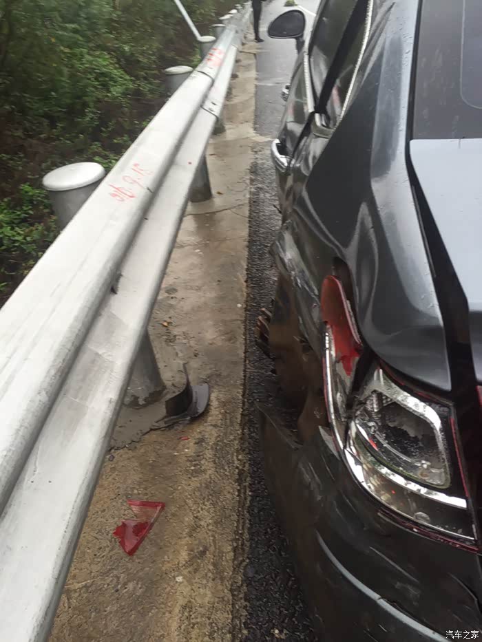 雨天高速爆胎