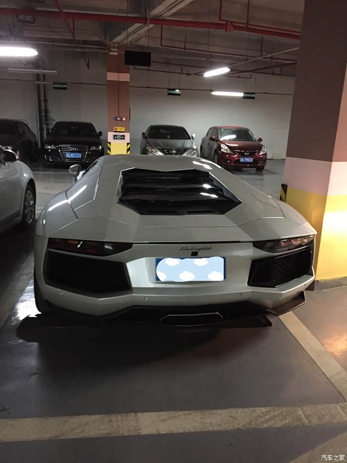 3 | 回复: 0 兰博基尼论坛 地下车库的偶遇,果然气场强大,霸气凌人!