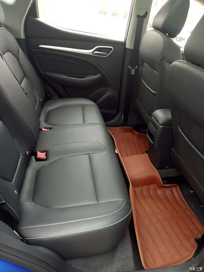 后排座椅空间也蛮大的,下次带我爸妈一起出去玩玩
