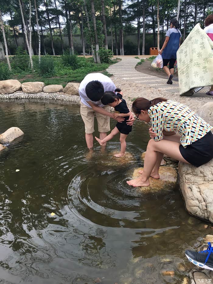 也各种踢水.很开心.周日如果天气好必须来这里