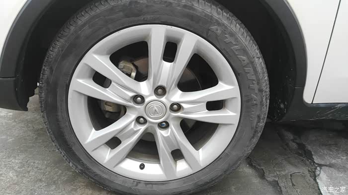 亲们你们2014版长安cs35前轮轮胎侧面有没有出现开裂情况