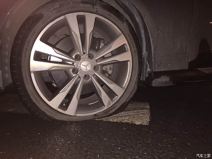 悲剧左侧两轮胎爆胎