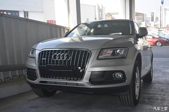 奥迪q5银色加装随动盲区自适应系统