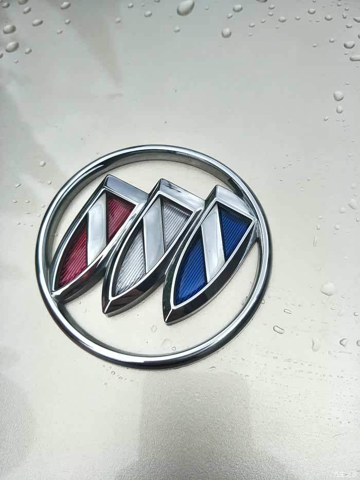 贴了个发光车标,怎么感觉好丑.