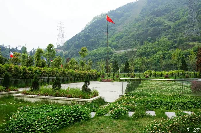 出镇的方向路过映秀小学遗址,这是受灾最严重的地方,现在也只剩下红旗