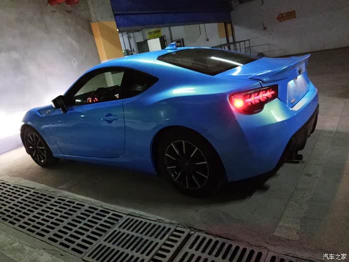 然频闪!我觉挺看的!我一直大爱这个尾灯!