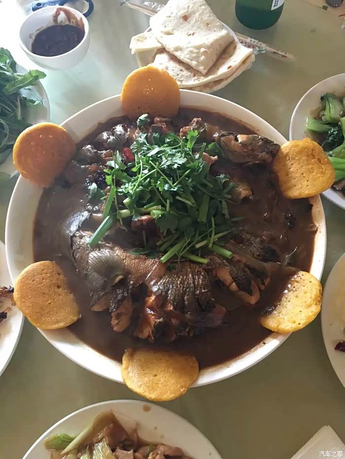 菜2:超大盘炖杂鱼,我觉里面最吃是嘎鱼~~~现在