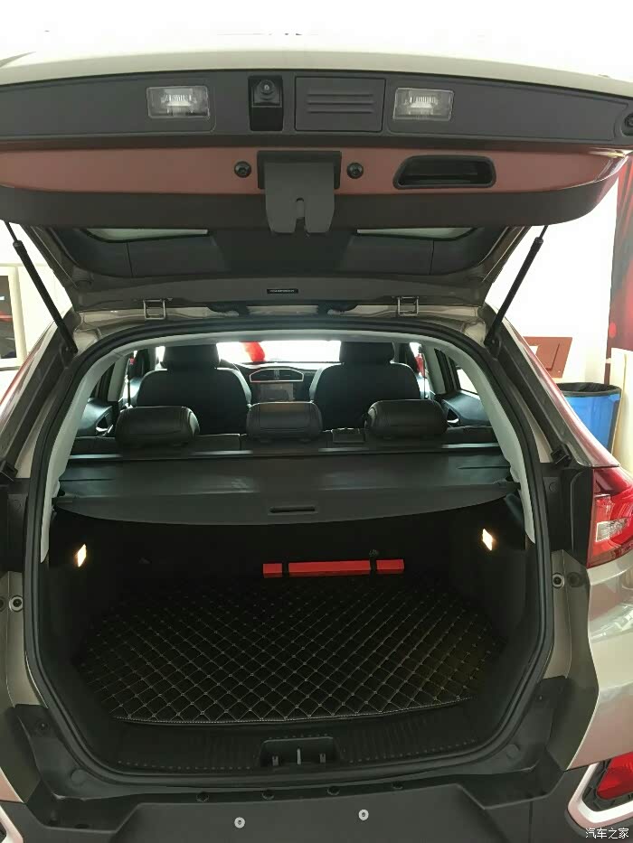 后备箱全景,掀背的.