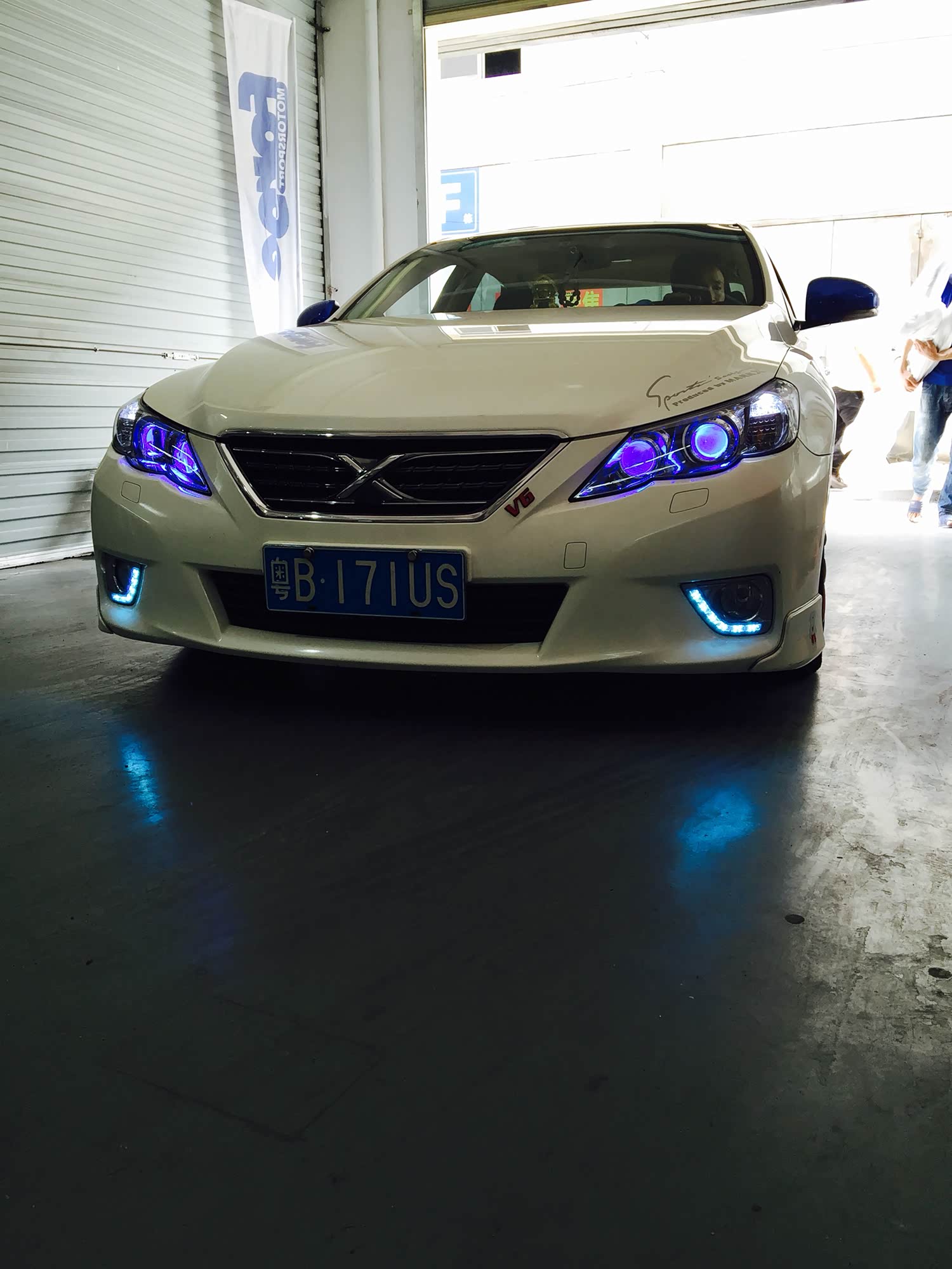 衢州丰田锐志改4透镜 恶魔眼改灯.求斑竹大侠射精啊.