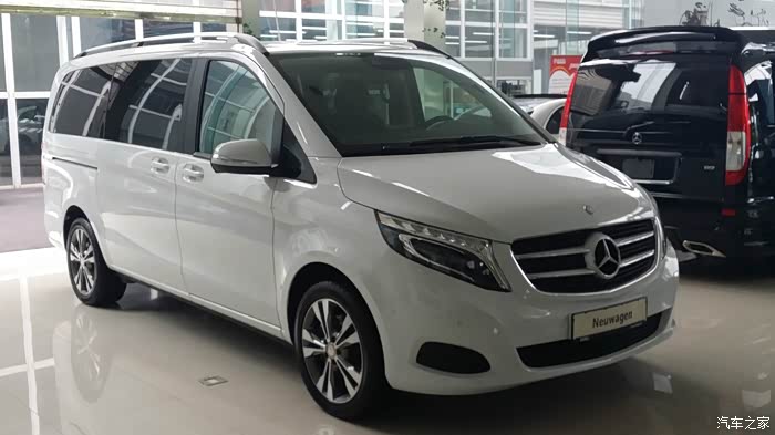 上海看到奔驰v220一黑一白