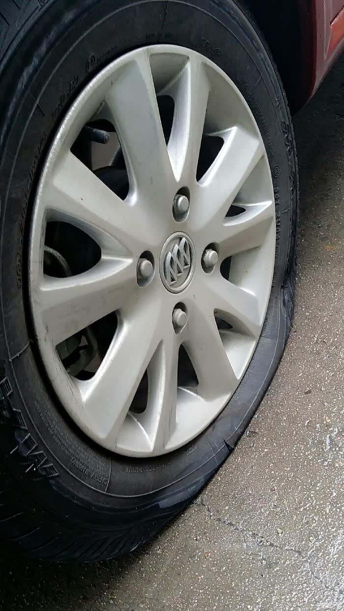 爆胎了!看看这个需要多少钱!