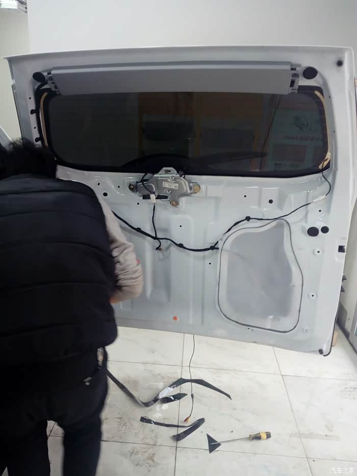 门板我装导航一体时候机打开过,没什么东西啊怎么会响