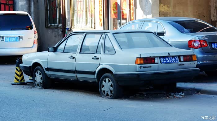 报废的1993年的银灰色桑塔纳