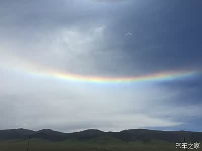湖对岸的山上,惊现倒挂彩虹!