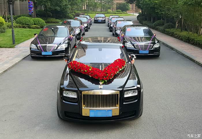 最佳婚车来一组霸气的奔驰车队照片