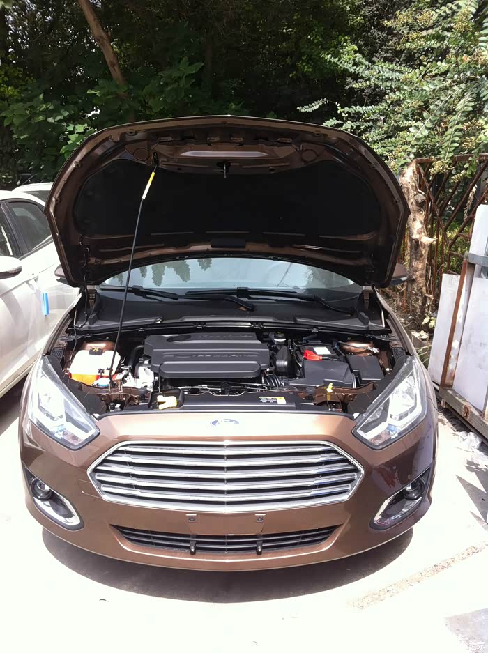 车前盖打开,自带发动机护板.