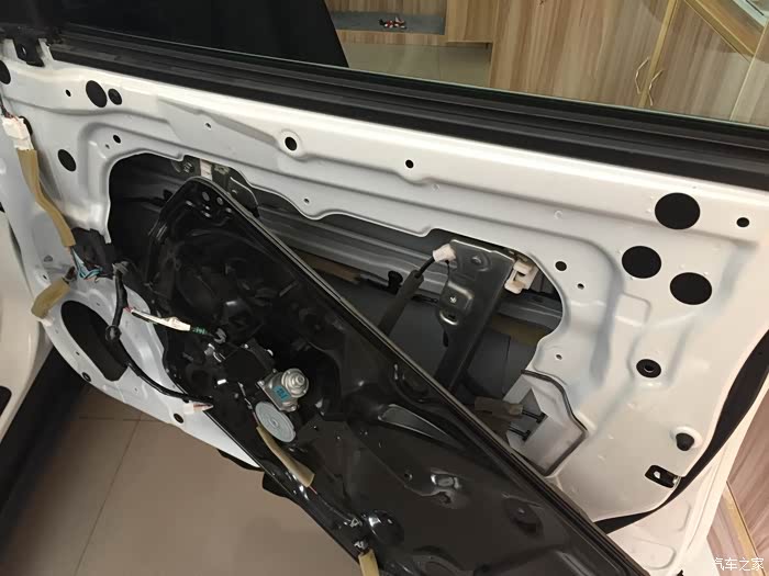 大家好请问大家英菲尼迪qx50副驾驶车门内板怎么拆下来呢