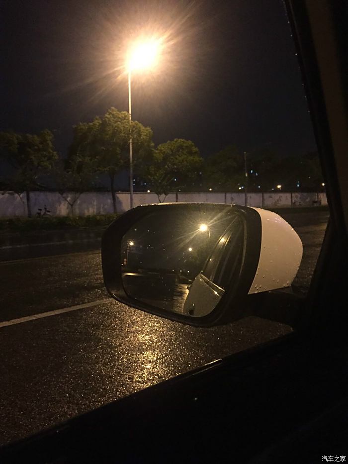 晚下雨了,lz坐在车拍的照片,橘黄色的路灯与后视镜交相辉映