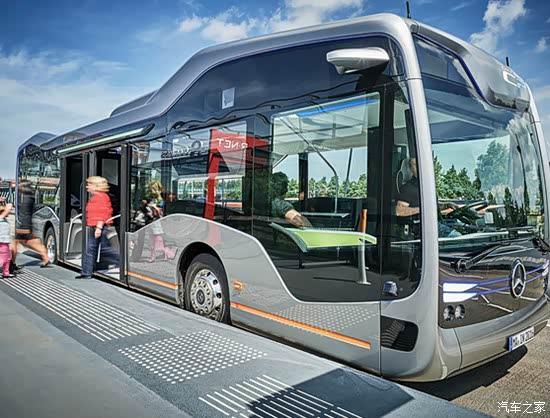 奔驰又出黑科技?自动驾驶公交车在荷兰开始试行