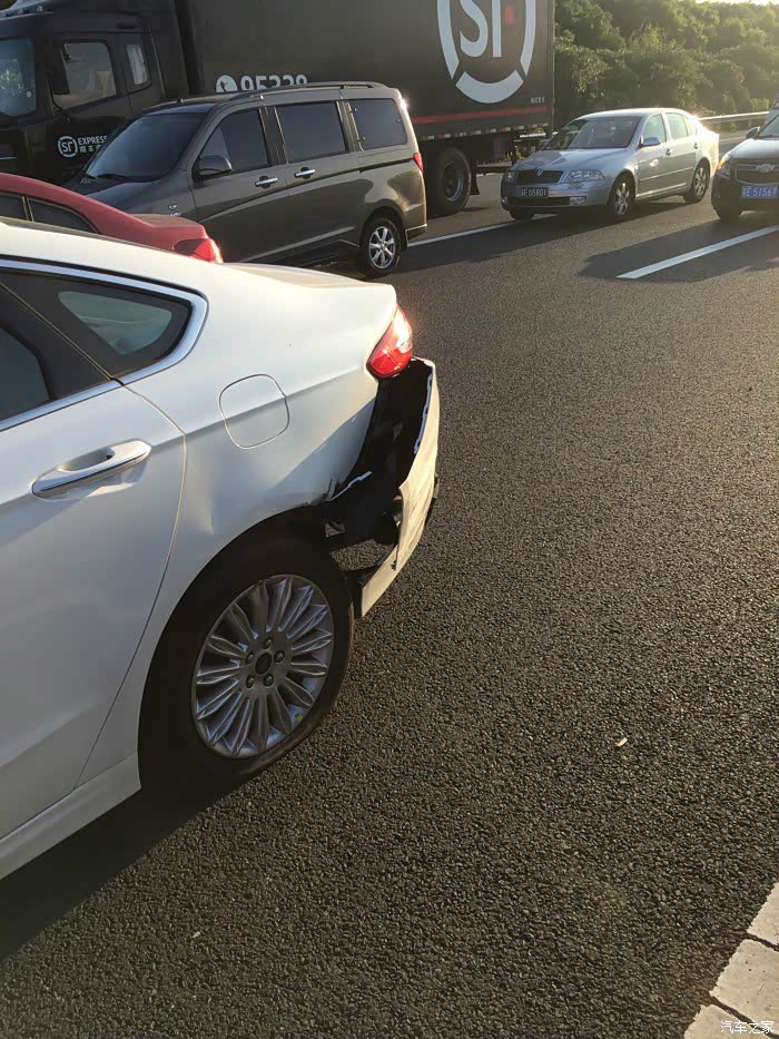 转白君威高速追尾蒙迪欧君威略胜