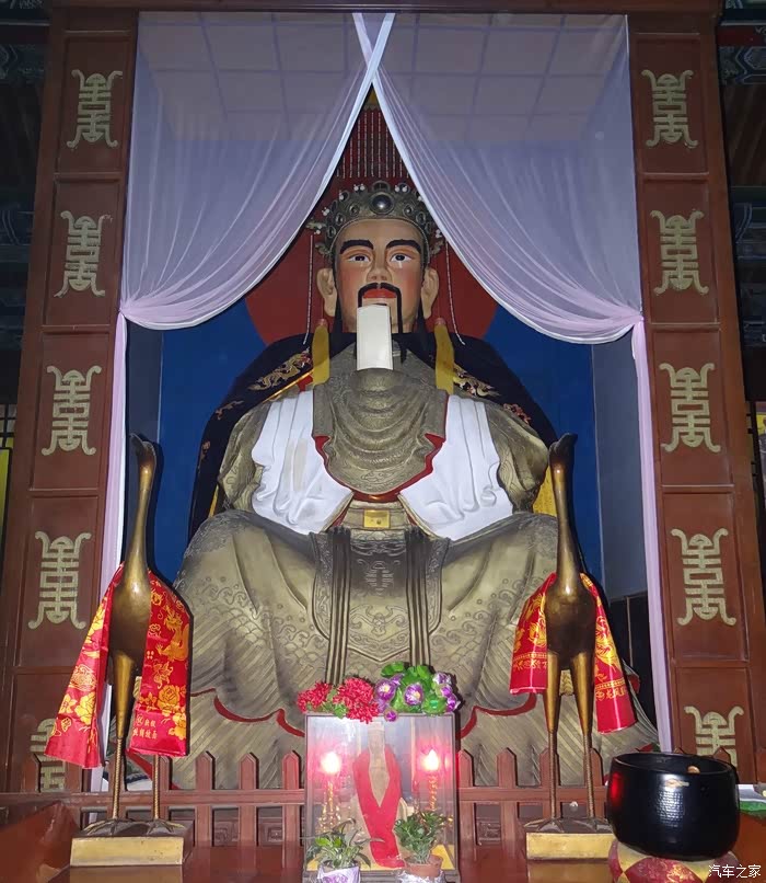 正中主位的城隍神李靖巨像