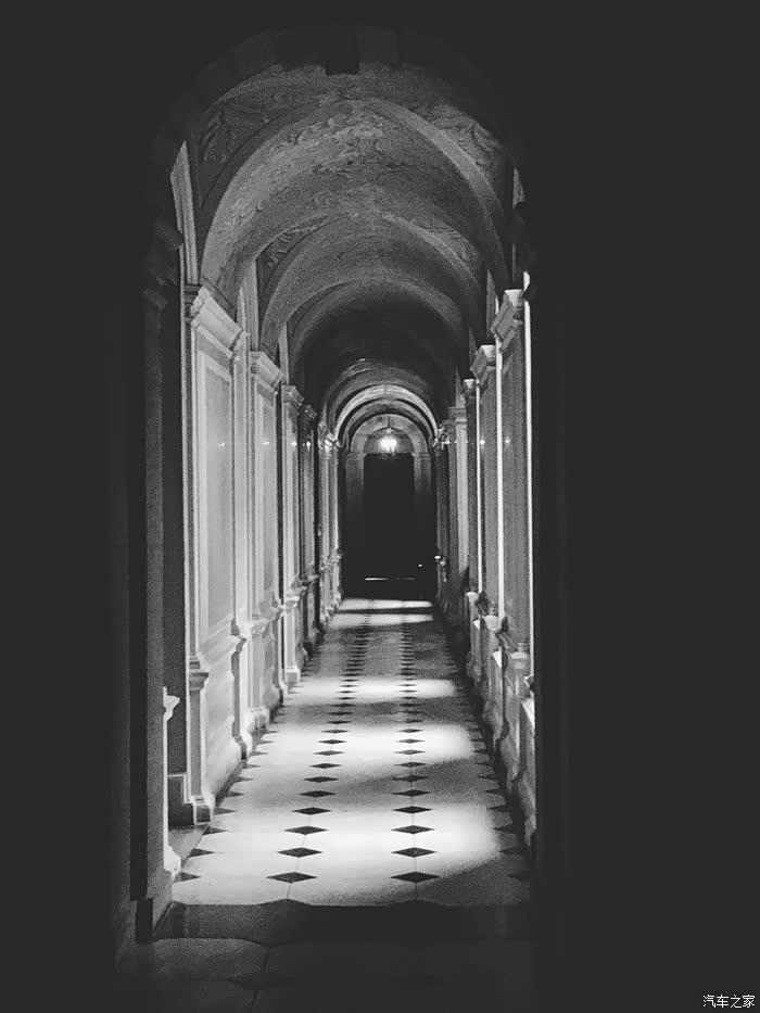 喜欢探秘暗黑享受孤独 就坠入头脑深渊 喜欢阳光微笑正能量 就多喝