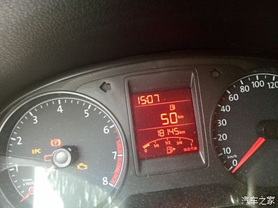 当燃油指示灯出现红色图片