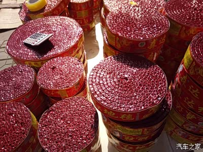 街到处都盘盘鞭炮出售