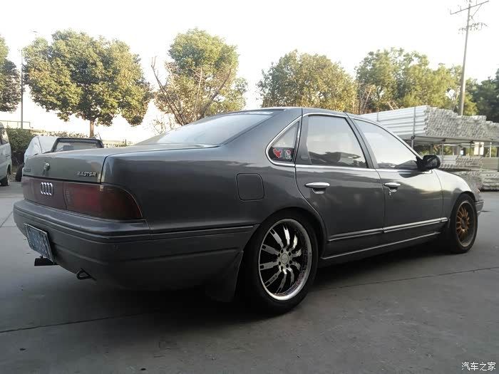 看到一款20年的老尼桑a31爆改漂移车