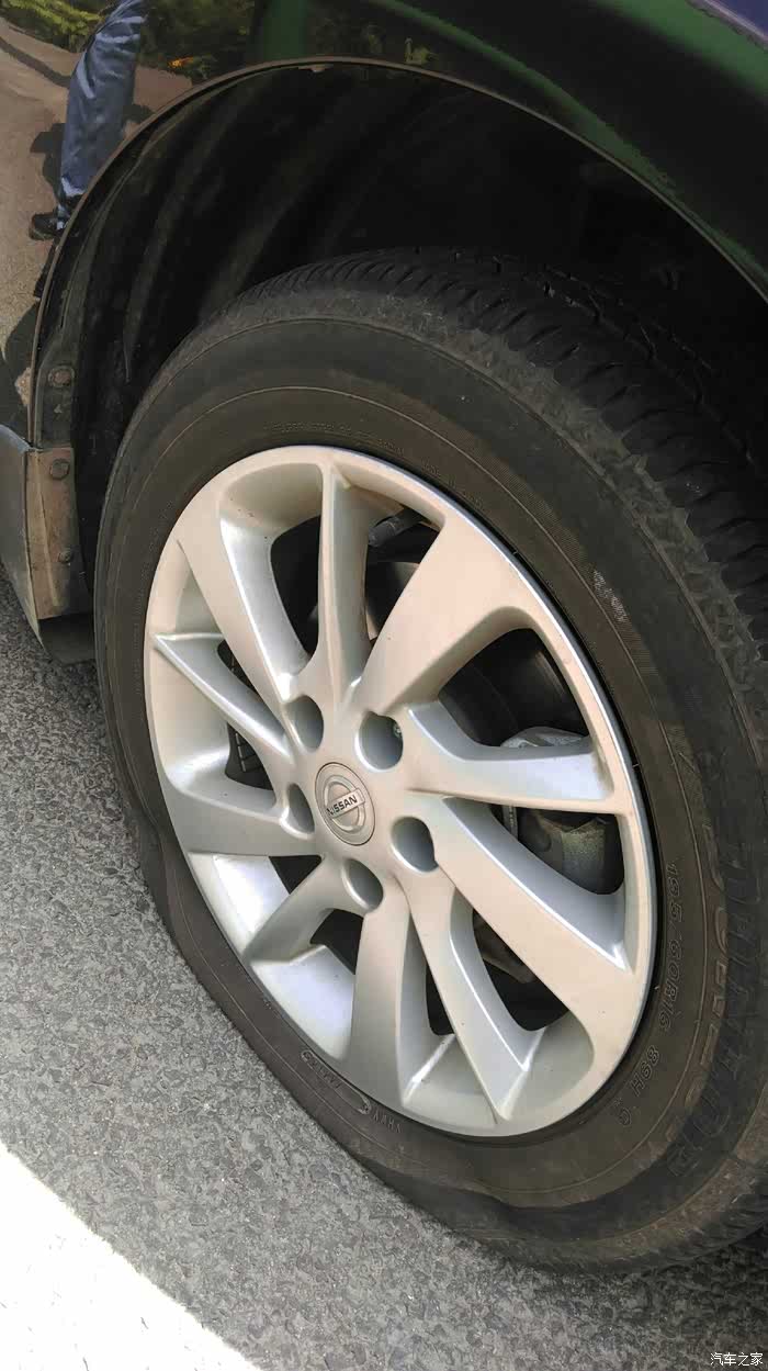 新轩逸高速爆胎